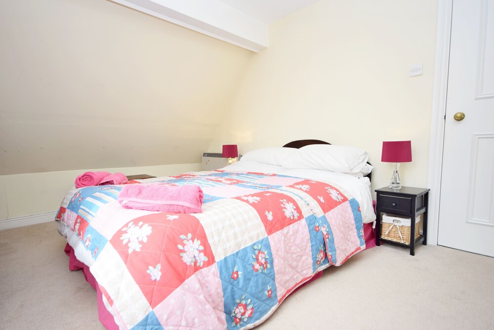 Pepper Pot Cottage , Compton -  A Cottage That Sleeps 6 Guests  In 3 Bedrooms - Hampshire