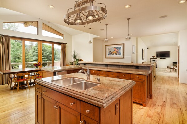 Stay Here! Outdoorsman Paradise, Spacious, Well Appointed Home, Designer Kitchen - Snowmass, CO