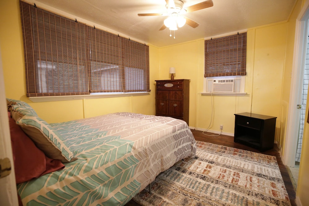 Bee Our Guest: Eph, Close To Downtown And Beach! - Gulf Breeze, FL