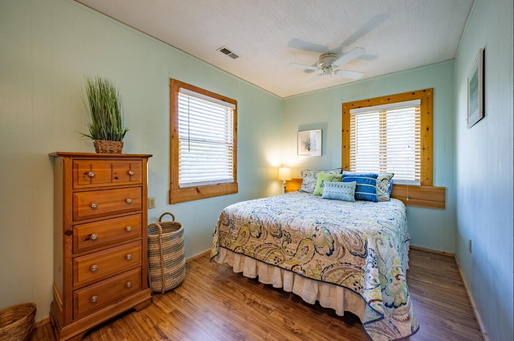 Charming Beach Cottage, 2 Min. Walk To The Ocean! Pet Friendly. - Outer Banks
