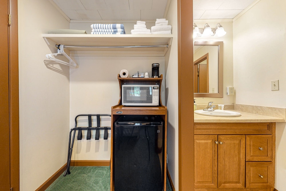 Comfortable Motel Rooms In A Great Location With Shared Resort Amenities - Waterville Valley, NH