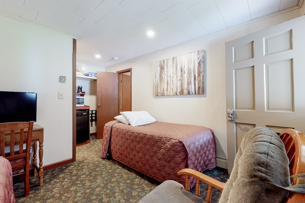 Comfortable Motel Rooms In A Great Location With Shared Resort Amenities - Waterville Valley, NH
