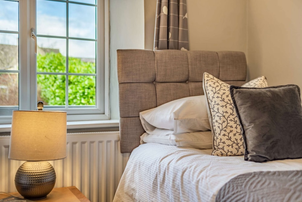 Two Bed Dog Friendly Cotswold Stone Holiday Cottage In Winchcombe - Miller's Cottage - Winchcombe