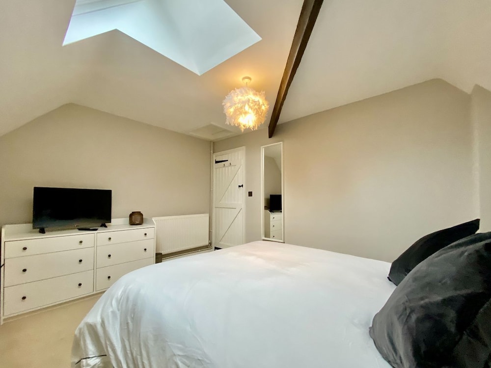 2 Bedroom Accommodation In Cirencester - Cirencester