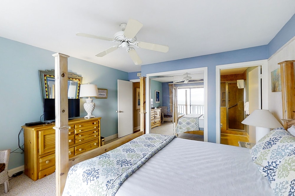 Beautiful 2nd-floor Condo Overlooking Beach W/free Wifi, Balcony, Full Kitchen - Pine Knoll Shores, NC