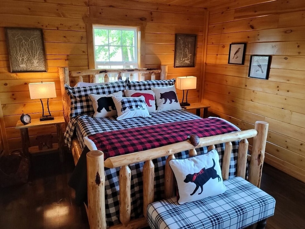 Luxury Cabin, King Bed, Hot Tub Minutes From Alpine Helen Sits On 40 Acres. - Clarkesville, GA