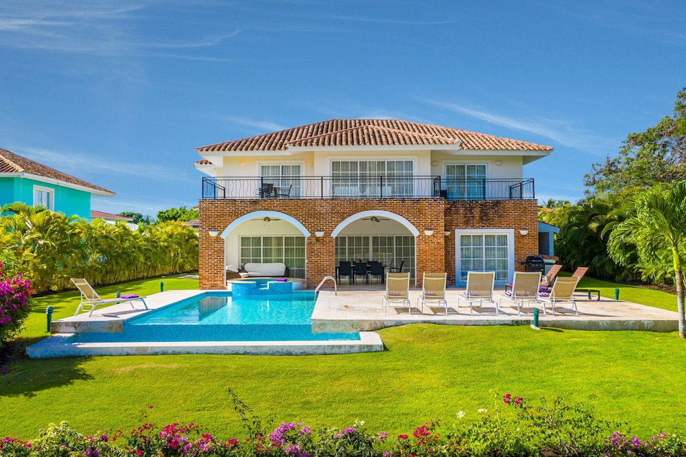 Beautiful 5-bdr 2 Levels Villa For Rent - Punta Cana