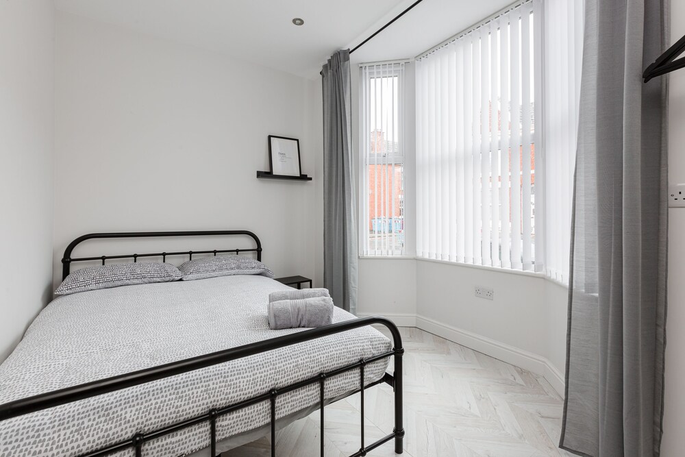 Modern Central Liverpool Home - Sleeps 12 With Free Parking - Guernesey