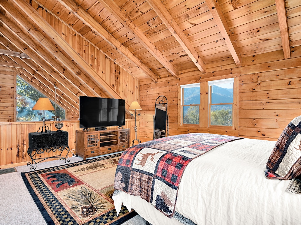 Holiday Decorated Cabin Mountain View Location 3 Story Log Cabin Sleeps10 &.Spa! - Maggie Valley, NC