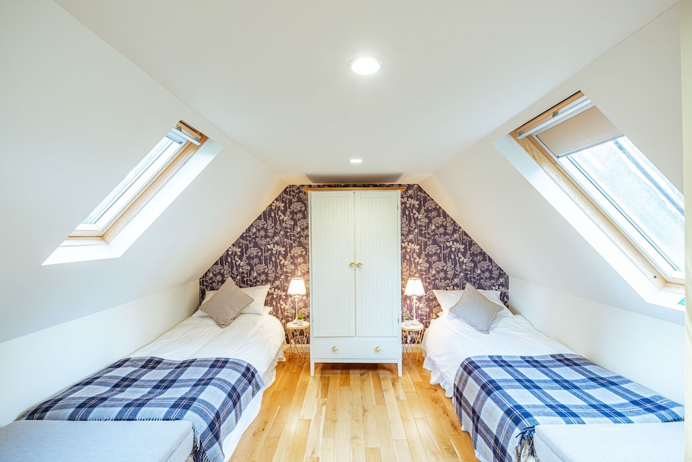 Penninghame West Lodge -  A Cottage That Sleeps 10 Guests  In 5 Bedrooms - Newton Stewart