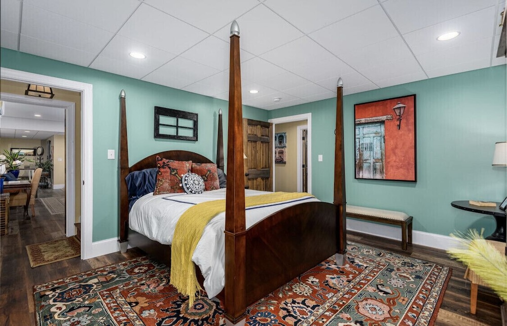 Globally Inspired Boutique Suite  Warm, Unique And Welcoming - Hickory, NC