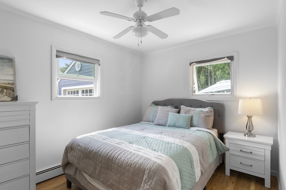Beautiful Remodeled 2 Bedroom Home — 5 Min From The Beach! 20 Percent For Week - Westhampton Beach