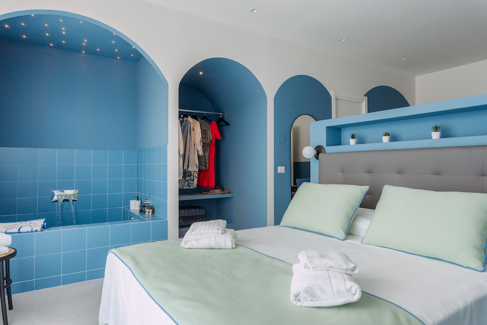 The Mastice Room Stands Out For Its Choice Of Colors, Fresh And Harmonious. The Room Is Equipped Wit - Sorrento