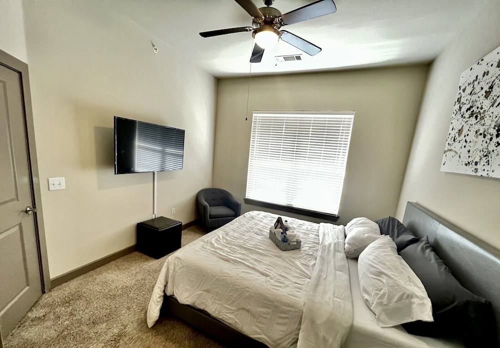 Fresh & Clean Luxury Suite, A Home Away From Home! - Garland