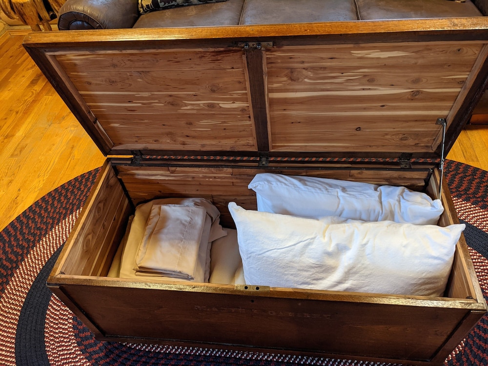 Cozy Cabin-real Log Cabin Stay. Loft Bed,
 Woodsy Decor, Clean & Cozy! - Iowa