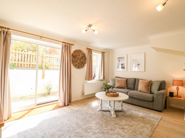 Amaranta, Pet Friendly, With A Garden In Brewers Quay Harbour - Castle Cove, Weymouth