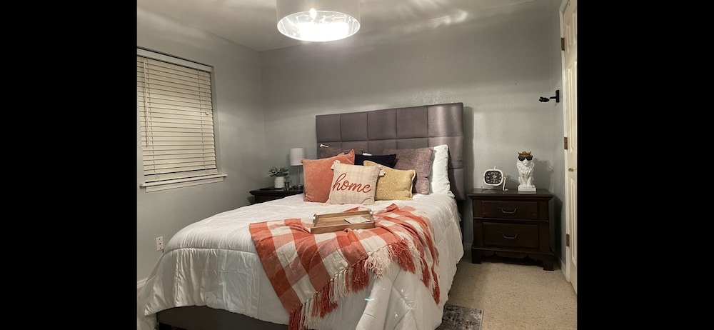 Shiloh House 3-bed, 2 Bath, Living Room, Garage - Amarillo, TX