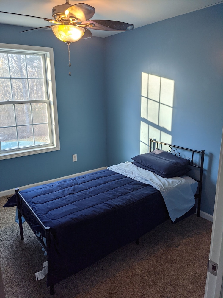 Quiet 3 Br 1.5 Bath Duplex Near 5 Colleges, Connecticut River, And Hiking Trails - Ludlow, MA
