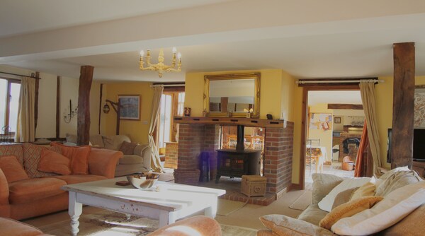 Spacious Converted Barn Perfect For Families! - South Downs