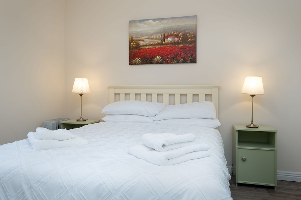 Cottage 420 - Clifden - Sleeps 4 Guests  In 2 Bedrooms - Clifden