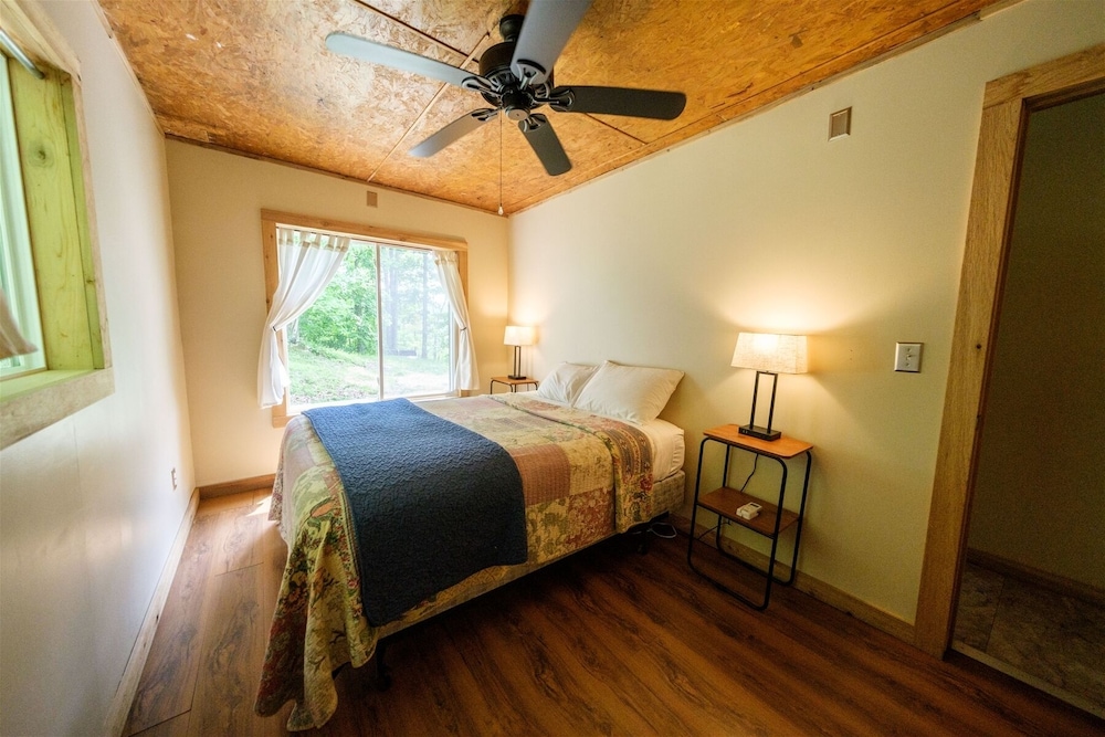 Kim's Retreat: 3-br Cabin W/ Hot Tub Near Natural Bridge & Red River Gorge - Powell County, KY