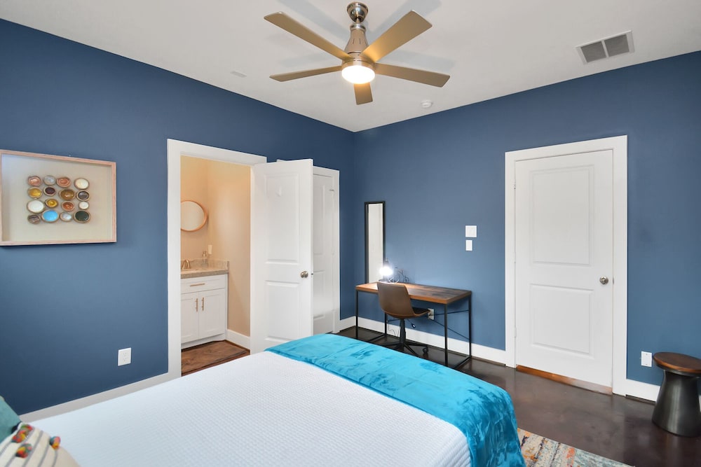 City Rooftop Retreat 10 Min To Downtown, Med Center, Reliant + Garage Parking - South Houston, TX