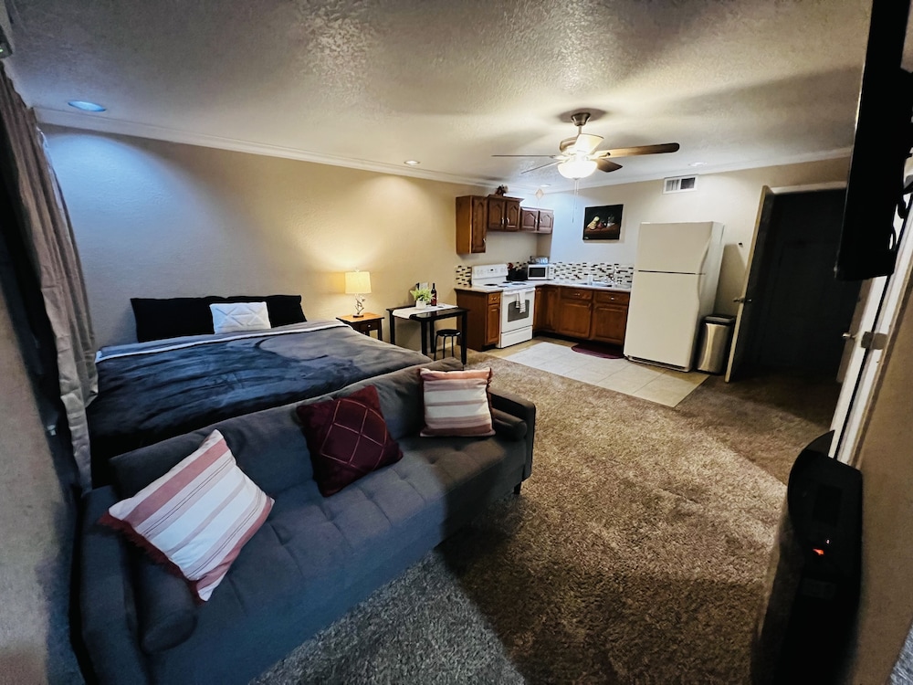 Spacious & Modern Studio In The Heart Of Roseville - Citrus Heights, CA