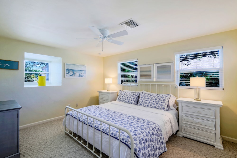 Seas The Day - Walk To The Beach! -New Renovation & Pool! - Inquire About Monthly Discount! - Naples Park, FL