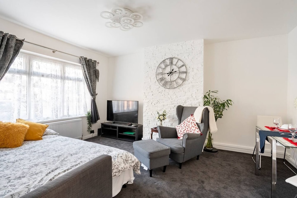 Cosy One Bed Apartment- 2 Mins From Gants Hill Tube Station - Chingford