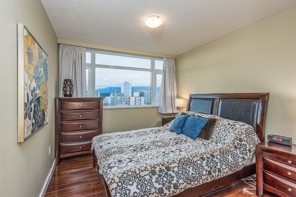 Your Perfect Westend Location - 5 Min From Beach Or Stanley Park - West Vancouver