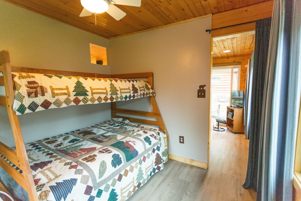Family Sized Cabin With Pontoon Rental Available - Nelson Lake, WI