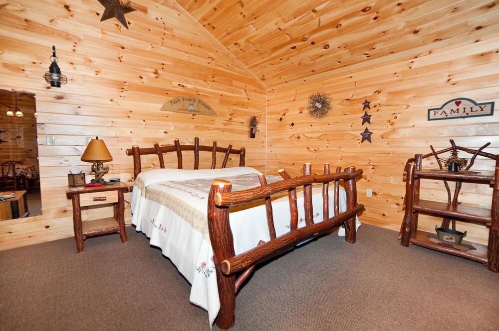 1/2 Of A Double Cabin With Two Queen Beds (Sleeps 4) - Rocky Gap State Park, Flintstone