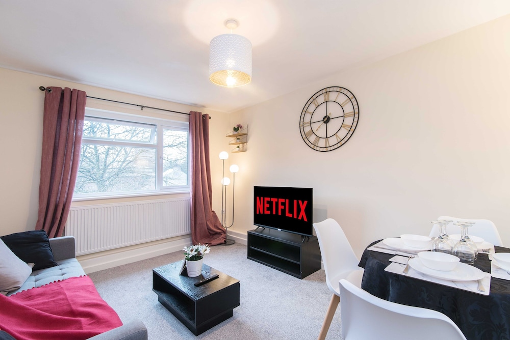 Sublime Stays Coventry- Jenner Pet Friendly Apartment With Parking - Coventry