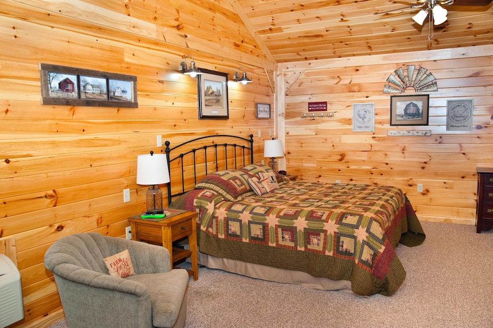 Double Cabin With 2 Queen Beds, 1 King Bed, Common Porch And Each Unit Has A Private Entrance And Bath. - Green Ridge State Forest, Flintstone