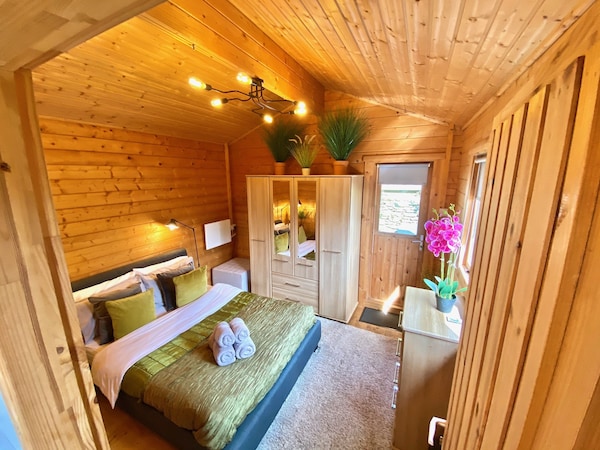 Yealm Cabin Is A Self Catering Log Cabin In Devon With Hot Tub, South Hams, Uk. - Devon
