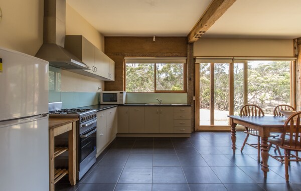Secluded Three Bedroom Mud Brick Cabin Adjacent To The Great Otway National Park - Winchelsea