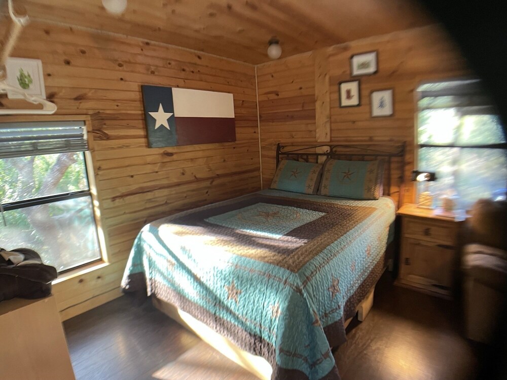 The Siesta Cabin ** Pet Welcome - Walnut Canyon Cabins - Luckenbach, TX