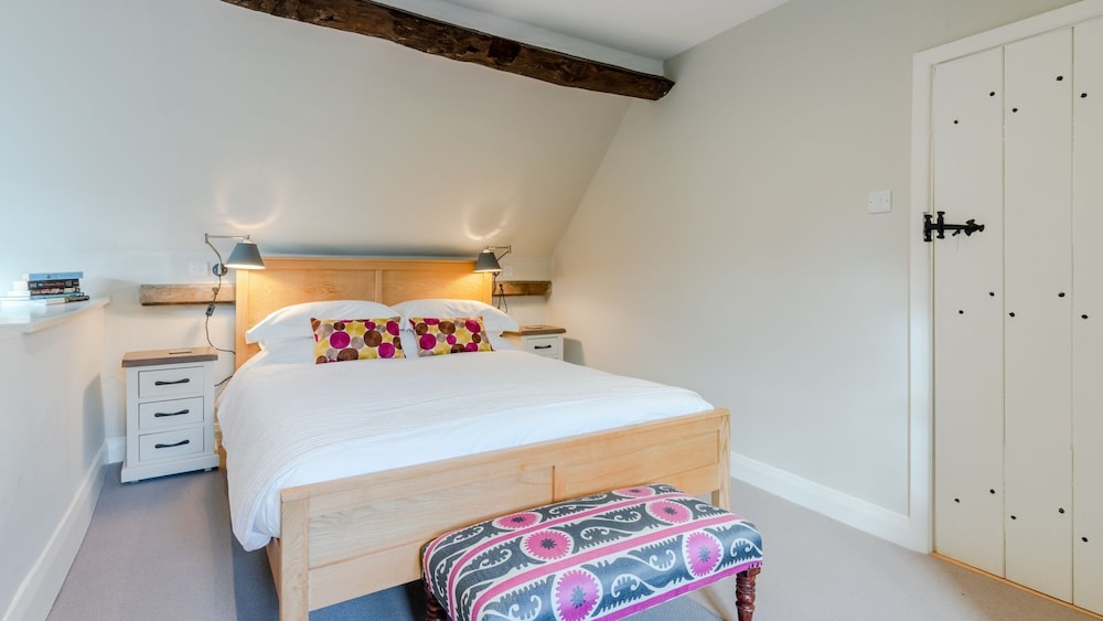 Corner Cottage - Sleeps 4 Guests  In 2 Bedrooms - Evesham