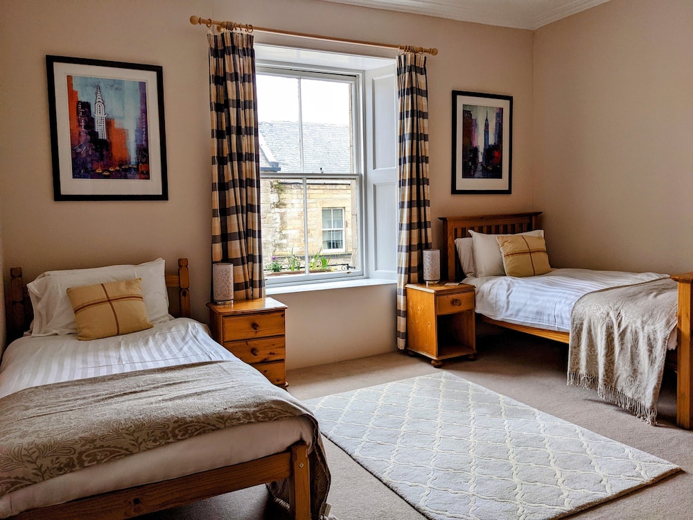 Spacious 4 Bed Maisonette On Scottish Borders High Street - Jedburgh