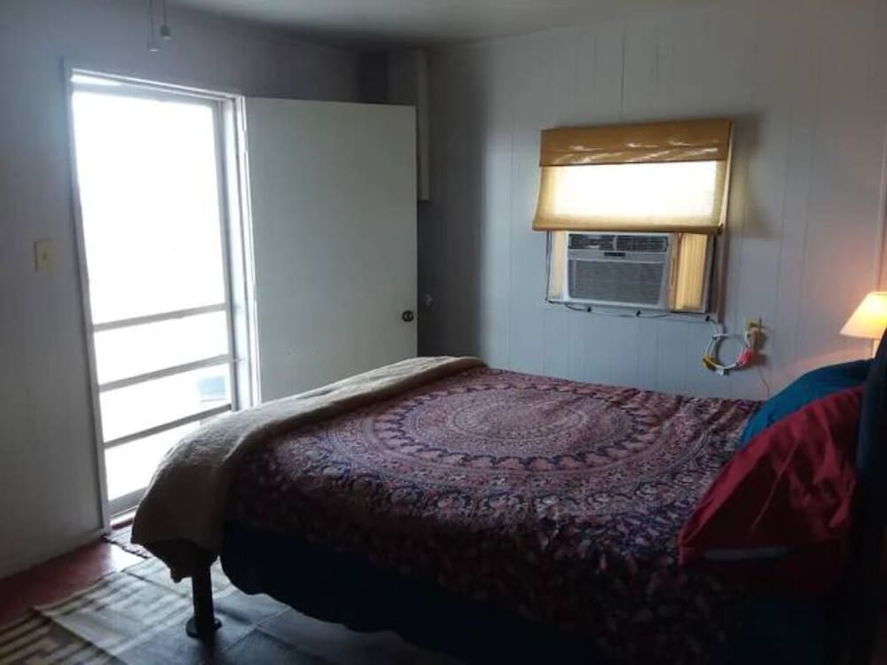 Cozy 1 Bedroom Cottage Open Floor Plan In The Chihuahan Desert - Alpine, TX