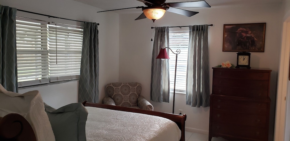 No Additional Fees Expect A Small One For Pets. Minutes From Downtown Ocala. - Ocala, FL