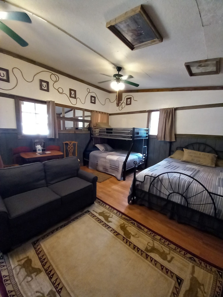 Old Western Bunkhouse Sleeps 9 "Trail's End Corral" - Canton, TX