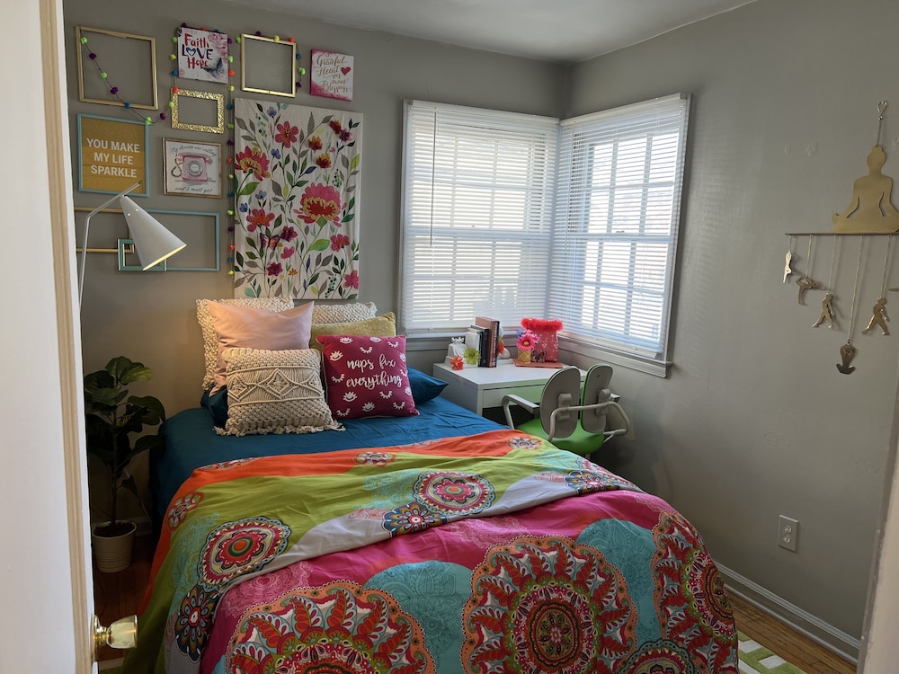 Cheerful 2 Bedroom Home| Free Wifi| Washer & Dryer| Roku Tv - Warren, MI
