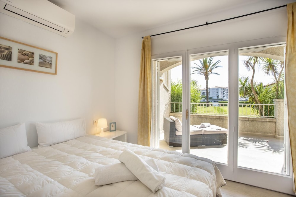 Lake View Apartment With 2 Bedrooms And Community Pool - Empuriabrava