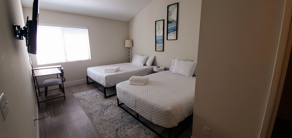 Oceanside Beach Style Two Bedroom Huge Pool & Hot Tubs King Bed No Cleaning Fee - Bonsall, CA