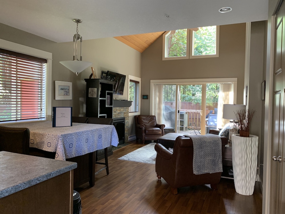 Pool & Hot-tub, Peaceful & Immaculate - Parksville, British Columbia
