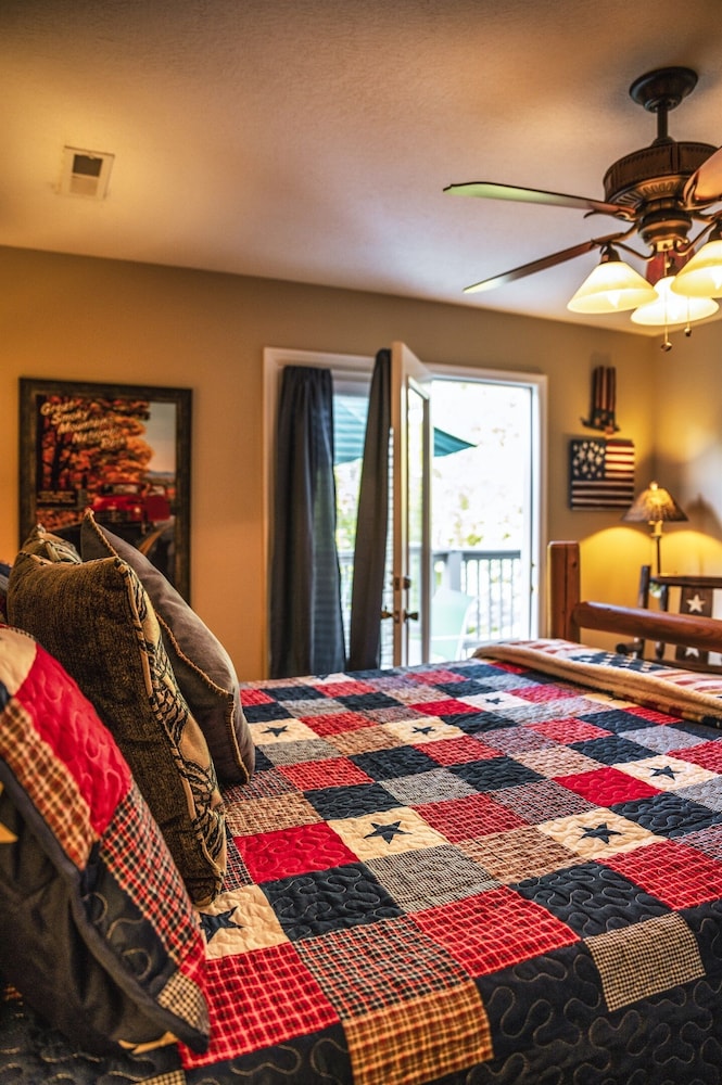 River Access Cottage,1-mile  Parkway, Fast Wifi, Gas Fireplace, Trailer Friendly - Sevierville, TN