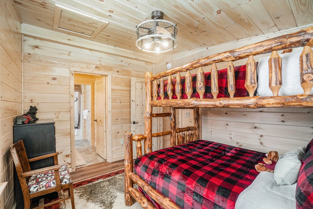 The Cozy Cabin With A Private Hot Tub, Screened Porch, W/d & Ac - Dog-friendly - Honor, MI