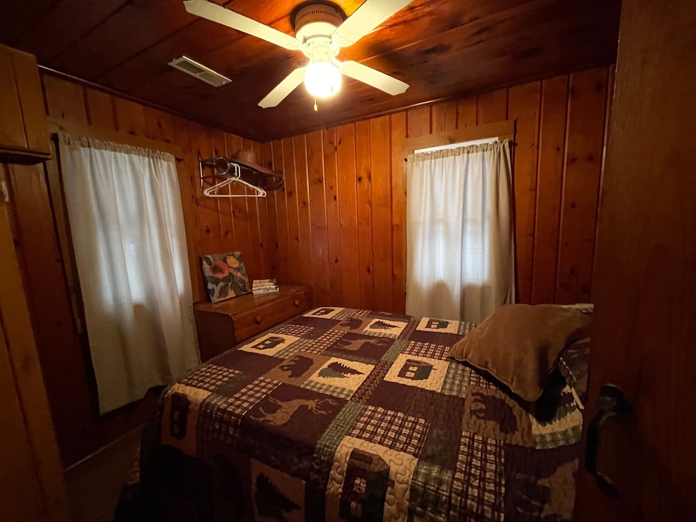 One Bedroom Cabin 50 Feet From Lake Huron, Sleeps 2 - Tawas City, MI