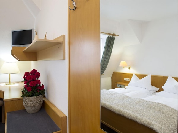Triple Room, Shower/wc, Single Bed/double Bunk Bed - Hotel Heinz - Greiz